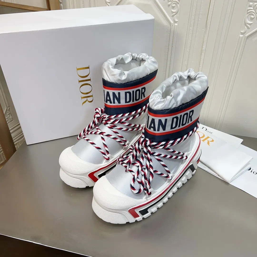 Men's shoes p600! The highest version on the market, Dior Dior's king style snow boots, ski boots, fat and cute, so cute →_→ from the DiorAlps limited series, unique. Shiny nylon Oblique print upper with criss-cross straps for an ideal fit. The technical fabric of the boot shaft, short-cut version, can be worn in the city or in the mountains. It makes the calf slimmer and taller, warm and concave. The boot shaft and sole are made of original waterproof padded lining. The embroidered fabric is original star ⭐ rubber non-slip thick sole and multi-module combination outsole. The size is 35-40. 41Customized